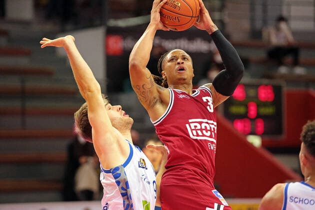 02.01.2022, xovx, Basketball 1. Bundesliga, easy Credit BBL, JobStairs Gießen 46ers - Fraport Skyliners Frankfurt v.l. Felix Hecker (Fraport Skyliners Frankfurt), Timeric Williams Jr. (Gießen 46ers) Gießen Sporthalle Ost Hessen Deutschland (DE)