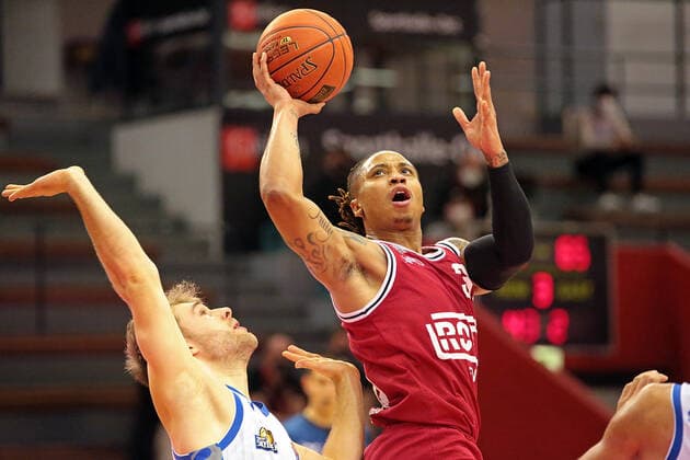 02.01.2022, xovx, Basketball 1. Bundesliga, easy Credit BBL, JobStairs Gießen 46ers - Fraport Skyliners Frankfurt v.l. Felix Hecker (Fraport Skyliners Frankfurt), Timeric Williams Jr. (Gießen 46ers) Gießen Sporthalle Ost Hessen Deutschland (DE)