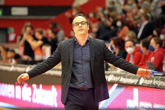02.01.2022, xovx, Basketball 1. Bundesliga, easy Credit BBL, JobStairs Gießen 46ers - Fraport Skyliners Frankfurt Headcoach Diego Ocampo (Fraport Skyliners Frankfurt) enttäuscht, enttäuscht schauend Gießen Sporthalle Ost Hessen Deutschland (DE)