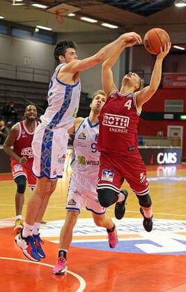 02.01.2022, xovx, Basketball 1. Bundesliga, easy Credit BBL, JobStairs Gießen 46ers - Fraport Skyliners Frankfurt v.l. Brooks DeBisschop (Fraport Skyliners Frankfurt), Felix Hecker (Fraport Skyliners Frankfurt), Bjarne Kraushaar (Gießen 46ers) Gießen Sporthalle Ost Hessen Deutschland (DE)