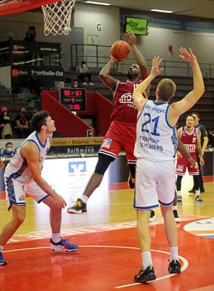02.01.2022, xovx, Basketball 1. Bundesliga, easy Credit BBL, JobStairs Gießen 46ers - Fraport Skyliners Frankfurt v.l. Brooks DeBisschop (Fraport Skyliners Frankfurt), Jalon Miller (Gießen 46ers), Lorenz Brenneke (Fraport Skyliners Frankfurt), Kyan Anderson (Gießen 46ers) Gießen Sporthalle Ost Hessen Deutschland (DE)