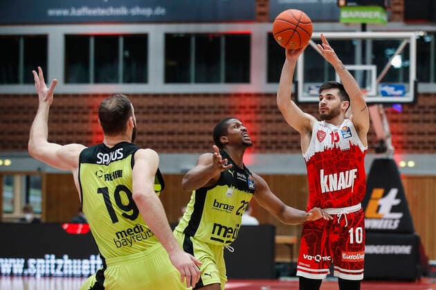 GER, Wuerzburg, tectake-Arena, 02.01.2022, emspor, emonline, despor, deonline, s.Oliver Wuerzburg vs. Medi Bayreuth, easyCredit BBL, 15. Spieltag Bild: v. l. Martynas Sajus (medi Bayreuth), Cameron Wells (medi Bayreuth) und Luciano Parodi (s.Oliver Wuerzburg) Copyright: HMBxMedia JulienxBecker