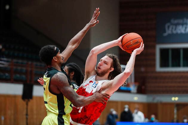 GER, Wuerzburg, tectake-Arena, 02.01.2022, emspor, emonline, despor, deonline, s.Oliver Wuerzburg vs. Medi Bayreuth, easyCredit BBL, 15. Spieltag Bild: v. l. Terry Allen (medi Bayreuth) gegen Craig Moller (s.Oliver Wuerzburg) Copyright: HMBxMedia JulienxBecker