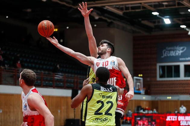 GER, Wuerzburg, tectake-Arena, 02.01.2022, emspor, emonline, despor, deonline, s.Oliver Wuerzburg vs. Medi Bayreuth, easyCredit BBL, 15. Spieltag Bild: v. l. Felix Hoffmann (s.Oliver Wuerzburg), Cameron Wells (medi Bayreuth) und Luciano Parodi (s.Oliver Wuerzburg) Copyright: HMBxMedia JulienxBecker