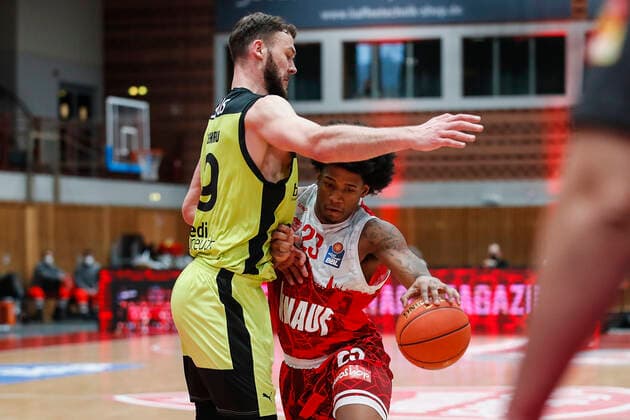 GER, Wuerzburg, tectake-Arena, 02.01.2022, emspor, emonline, despor, deonline, s.Oliver Wuerzburg vs. Medi Bayreuth, easyCredit BBL, 15. Spieltag Bild: v. l. Martynas Sajus (medi Bayreuth) gegen Desi Rodriguez (s.Oliver Wuerzburg) Copyright: HMBxMedia JulienxBecker