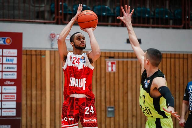 GER, Wuerzburg, tectake-Arena, 02.01.2022, emspor, emonline, despor, deonline, s.Oliver Wuerzburg vs. Medi Bayreuth, easyCredit BBL, 15. Spieltag Bild: v. l. Cameron Hunt (s.Oliver Wuerzburg) gegen Philip Jalalpoor (medi Bayreuth) Copyright: HMBxMedia JulienxBecker