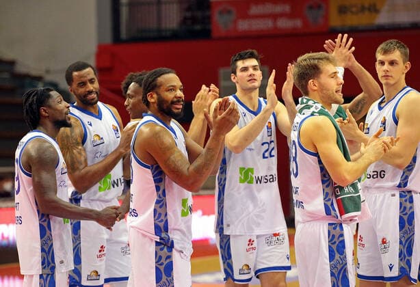 02.01.2022, xovx, Basketball 1. Bundesliga, easy Credit BBL, JobStairs Gießen 46ers - Fraport Skyliners Frankfurt Die Spieler der Frankfurt Skyliners bejubeln den 90:79 Sieg in Gießen Gießen Sporthalle Ost Hessen Deutschland (DE)