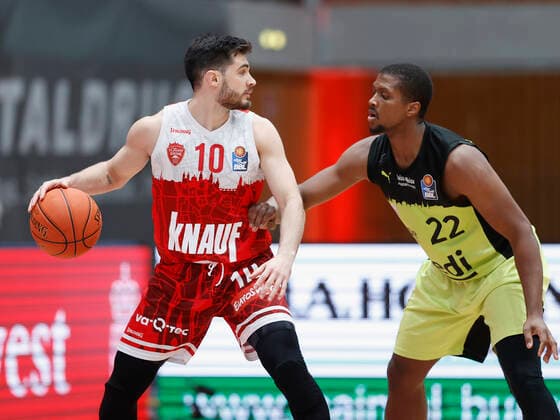 02.01.2022, Basketball, BBL, Hauptrunde, s.Oliver Wuerzburg - medi bayreuth, GER, Wuerzburg, tectake-Arena Bild: v. li. Luciano Parodi (s.Oliver Wuerzburg) und Cameron Wells (medi bayreuth) Copyright: HMBxMedia xHeikoxBecker