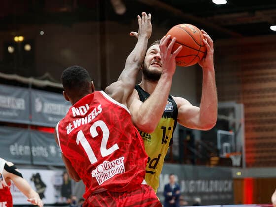 02.01.2022, Basketball, BBL, Hauptrunde, s.Oliver Wuerzburg - medi bayreuth, GER, Wuerzburg, tectake-Arena Bild: v. li. Elijah Ndi (s.Oliver Wuerzburg) und Martynas Sajus (medi bayreuth) Copyright: HMBxMedia xHeikoxBecker