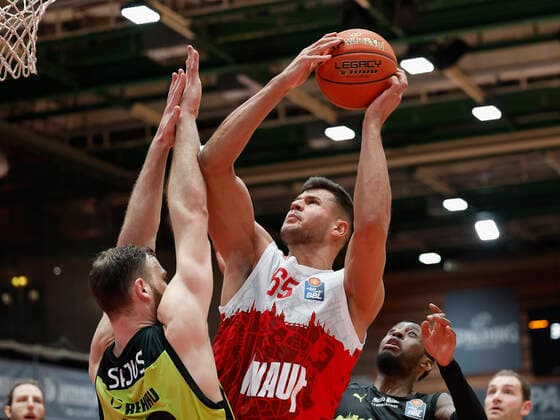 02.01.2022, Basketball, BBL, Hauptrunde, s.Oliver Wuerzburg - medi bayreuth, GER, Wuerzburg, tectake-Arena Bild: v. li. Martynas Sajus (medi bayreuth), Filip Stanic (s.Oliver Wuerzburg) und Sacar Anim (medi bayreuth) Copyright: HMBxMedia xHeikoxBecker