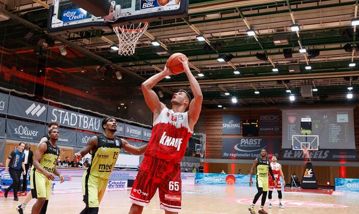 02.01.2022, Basketball, BBL, Hauptrunde, s.Oliver Wuerzburg - medi bayreuth, GER, Wuerzburg, tectake-Arena Bild: v. li. Cameron Wells (medi bayreuth), Terry Allen (medi bayreuth) und Filip Stanic (s.Oliver Wuerzburg) Copyright: HMBxMedia xHeikoxBecker