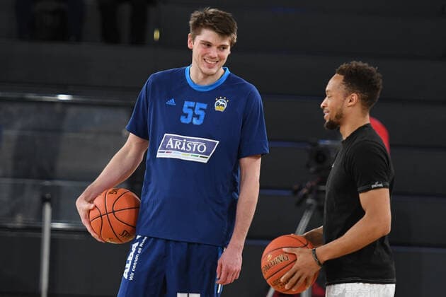 Basketball I Herren I Saison 2021-2022 I Bundesliga I 13. Spieltag I Hamburg Towers - ALBA Berlin I 02.01.2022 Ben Lammers (55, ALBA Berlin) klönt mit Jaylon Brown ( 0, Point Guard, Hamburg Towers) Hamburg edel-optics.de Arena Hamburg Deutschland Copyright: xLobeca AndreasxHannigx
