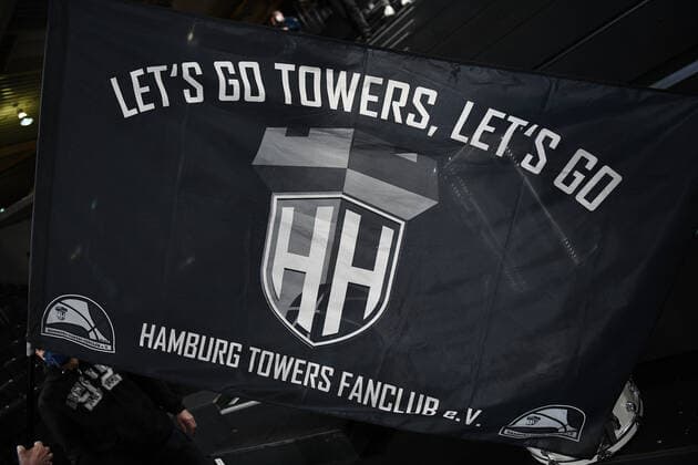 Basketball I Herren I Saison 2021-2022 I Bundesliga I 13. Spieltag I Hamburg Towers - ALBA Berlin I 02.01.2022 waving the flaf - Hamburg Towerst Hamburg edel-optics.de Arena Hamburg Deutschland Copyright: xLobeca AndreasxHannigx