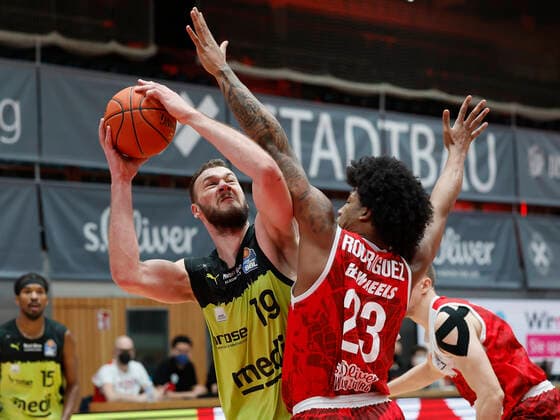 02.01.2022, Basketball, BBL, Hauptrunde, s.Oliver Wuerzburg - medi bayreuth, GER, Wuerzburg, tectake-Arena Bild: v. li. Martynas Sajus (medi bayreuth) und Desi Rodriguez (s.Oliver Wuerzburg) Copyright: HMBxMedia xHeikoxBecker