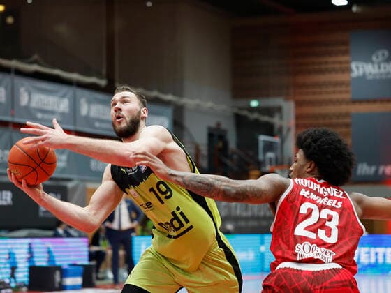 02.01.2022, Basketball, BBL, Hauptrunde, s.Oliver Wuerzburg - medi bayreuth, GER, Wuerzburg, tectake-Arena Bild: v. li. Martynas Sajus (medi bayreuth) und Desi Rodriguez (s.Oliver Wuerzburg) Copyright: HMBxMedia xHeikoxBecker
