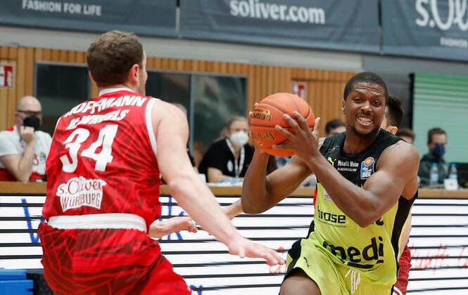 02.01.2022, Basketball, BBL, Hauptrunde, s.Oliver Wuerzburg - medi bayreuth, GER, Wuerzburg, tectake-Arena Bild: v. li. Felix Hoffmann (s.Oliver Wuerzburg), Cameron Wells (medi bayreuth) und Luciano Parodi (s.Oliver Wuerzburg) Copyright: HMBxMedia xHeikoxBecker