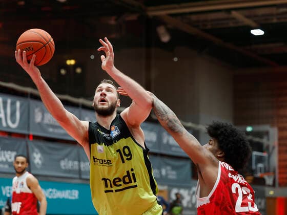 02.01.2022, Basketball, BBL, Hauptrunde, s.Oliver Wuerzburg - medi bayreuth, GER, Wuerzburg, tectake-Arena Bild: v. li. Martynas Sajus (medi bayreuth) und Desi Rodriguez (s.Oliver Wuerzburg) Copyright: HMBxMedia xHeikoxBecker