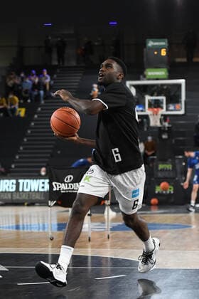 Basketball I Herren I Saison 2021-2022 I Bundesliga I 13. Spieltag I Hamburg Towers - ALBA Berlin I 02.01.2022 Osaro Juergen Rich ( 6, Point Guard, Hamburg Towers) bewim Aufwärmen Hamburg edel-optics.de Arena Hamburg Deutschland Copyright: xLobeca AndreasxHannigx