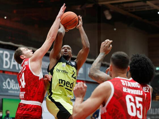 02.01.2022, Basketball, BBL, Hauptrunde, s.Oliver Wuerzburg - medi bayreuth, GER, Wuerzburg, tectake-Arena Bild: v. li. Felix Hoffmann (s.Oliver Wuerzburg), Cameron Wells (medi bayreuth) und Desi Rodriguez (s.Oliver Wuerzburg) Copyright: HMBxMedia xHeikoxBecker