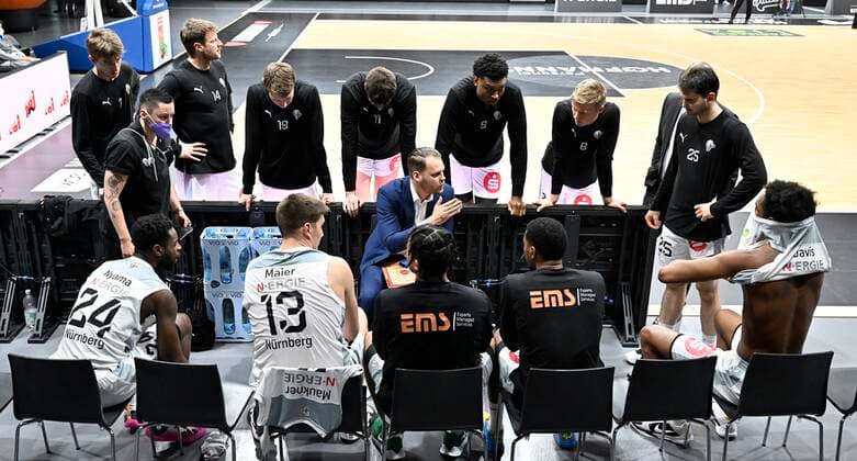 02.01.2022 - Basketball - Saison 2021 2022 - 2. Bundesliga Pro-A - 17. Spieltag: Nürnberg Falcons Basketball Club NBC - wiha Panthers Schwenningen - - Vytautas Buzas ( Trainer Headcoach Nürnberg Falcons BC NBC ) spricht zu Mannschaft Team