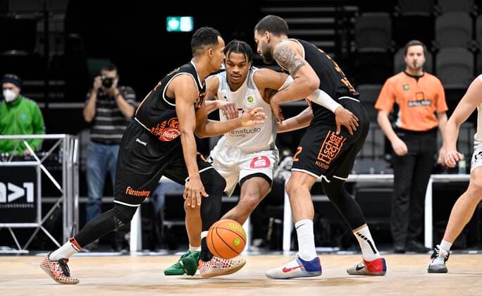 02.01.2022 - Basketball - Saison 2021 2022 - 2. Bundesliga Pro-A - 17. Spieltag: Nürnberg Falcons Basketball Club NBC - wiha Panthers Schwenningen - - Evan Derek Taylor (10, Nürnberg Falcons BC NBC ) gegen Esosa Kelvin Okundaye (20, wiha panthers Schwenningen , links ) Waverly Austin (32, wiha panthers Schwenningen , rechts )