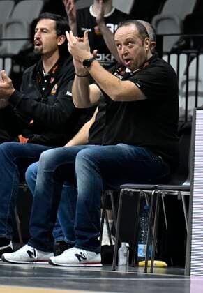 02.01.2022 - Basketball - Saison 2021 2022 - 2. Bundesliga Pro-A - 17. Spieltag: Nürnberg Falcons Basketball Club NBC - wiha Panthers Schwenningen - - Alen Velcic ( Trainer Headcoach wiha panthers Schwenningen ) applaudiert klatscht
