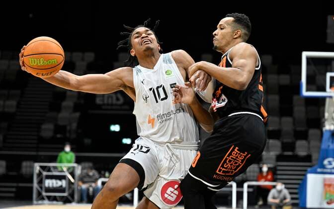 02.01.2022 - Basketball - Saison 2021 2022 - 2. Bundesliga Pro-A - 17. Spieltag: Nürnberg Falcons Basketball Club NBC - wiha Panthers Schwenningen - - Evan Derek Taylor (10, Nürnberg Falcons BC NBC ) Esosa Kelvin Okundaye (20, wiha panthers Schwenningen , rechts )
