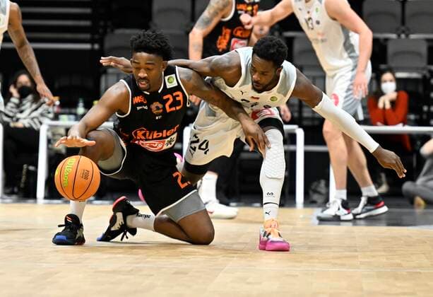 02.01.2022 - Basketball - Saison 2021 2022 - 2. Bundesliga Pro-A - 17. Spieltag: Nürnberg Falcons Basketball Club NBC - wiha Panthers Schwenningen - - Raiquan Leeandre Clark (23, wiha panthers Schwenningen ) Roland L Amour Nyama (24, Nürnberg Falcons BC NBC )