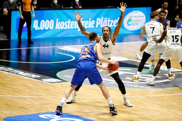 02.01.2022, easyCredit Basketball Bundesliga, BBL, Saison 2021 2022, Herren, Chemnitz Niners - Syntainics MBC Sandro Antunovic, Syntainics MBC, Darion Atkins, Niners Chemnitz Chemnitz Messe Chemnitz Sachsen Germany