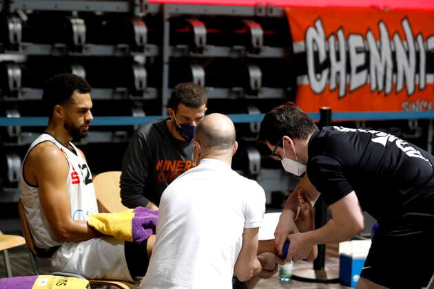 02.01.2022, easyCredit Basketball Bundesliga, BBL, Saison 2021 2022, Herren, Chemnitz Niners - Syntainics MBC Trent Lockett, Niners Chemnitz wird nach einer Verletzung behandelt Chemnitz Messe Chemnitz Sachsen Germany