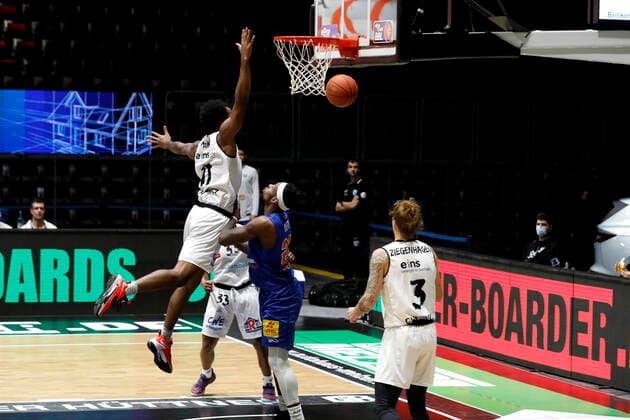 02.01.2022, easyCredit Basketball Bundesliga, BBL, Saison 2021 2022, Herren, Chemnitz Niners - Syntainics MBC Isiaha Mike, Niners Chemnitz, Chris Coffey, Syntainics MBC Chemnitz Messe Chemnitz Sachsen Germany
