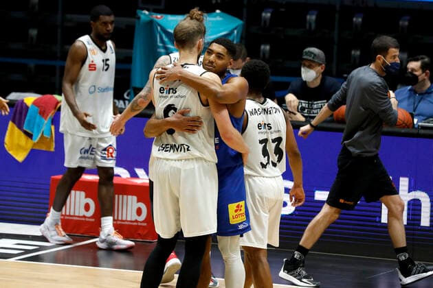 02.01.2022, easyCredit Basketball Bundesliga, BBL, Saison 2021 2022, Herren, Chemnitz Niners - Syntainics MBC Jan Niklas Wimberg, Niners Chemnitz, Kostja Mushidi, Syntainics MBC nach dem Spiel Chemnitz Messe Chemnitz Sachsen Germany