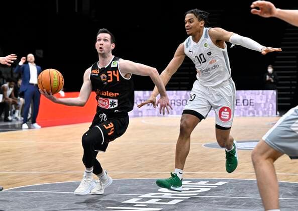 02.01.2022 - Basketball - Saison 2021 2022 - 2. Bundesliga Pro-A - 17. Spieltag: Nürnberg Falcons Basketball Club NBC - wiha Panthers Schwenningen - - David Allan Cohn (34, wiha panthers Schwenningen ) Evan Derek Taylor (10, Nürnberg Falcons BC NBC )