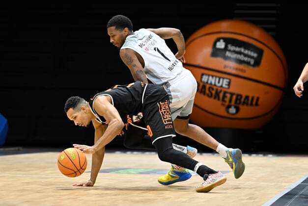 02.01.2022 - Basketball - Saison 2021 2022 - 2. Bundesliga Pro-A - 17. Spieltag: Nürnberg Falcons Basketball Club NBC - wiha Panthers Schwenningen - - Esosa Kelvin Okundaye (20, wiha panthers Schwenningen ) vor Dupree Mc Brayer (1, Nürnberg Falcons BC NBC )