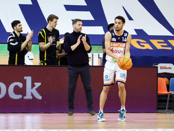 Applaus nach einem Korb von Trainer Igor Perovic (VfL Kirchheim Knights) Headcoach, Coach Rostock Seawolves vs VfL Kirchheim Knights, 2. Barmer Basketball-Bundesliga, ProA, 2. Bundesliga, Spielzeit 2021 2022, 17.Spieltag, 02.01.2022 Rostock Seawolves vs VfL Kirchheim Knights, 2. Barmer Basketball-Bundesliga, ProA, Spielzeit 2021 2022, 17.Spieltag, 02.01.2022 Rostock Copyright: xStephaniexZerbe xEibner-Pressefotox EP_SZE
