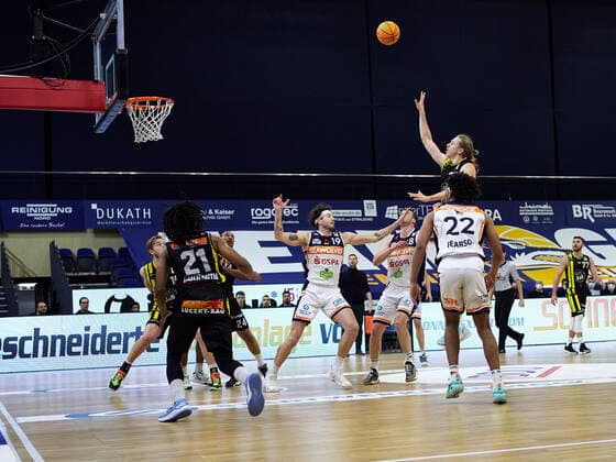 Korbwurf von Elijah Strickland (VfL Kirchheim Knights 02), Rohndell Goodwin (VfL Kirchheim Knights 21), Nijal Pearson (Rostock Seawolves 22), Sid-Marlon Theis (Rostock Seawolves 19) Rostock Seawolves vs VfL Kirchheim Knights, 2. Barmer Basketball-Bundesliga, ProA, 2. Bundesliga, Spielzeit 2021 2022, 17.Spieltag, 02.01.2022 Rostock Seawolves vs VfL Kirchheim Knights, 2. Barmer Basketball-Bundesliga, ProA, Spielzeit 2021 2022, 17.Spieltag, 02.01.2022 Rostock Copyright: xStephaniexZerbe xEibner-Pressefotox EP_SZE