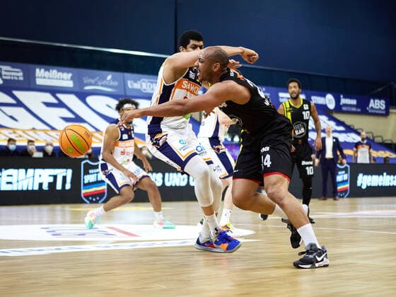 Zweikampf zwischen Jonathon Williams (VfL Kirchheim Knights 24), Gabriel de Oliveira (Rostock Seawolves 03) Rostock Seawolves vs VfL Kirchheim Knights, 2. Barmer Basketball-Bundesliga, ProA, 2. Bundesliga, Spielzeit 2021 2022, 17.Spieltag, 02.01.2022 Rostock Seawolves vs VfL Kirchheim Knights, 2. Barmer Basketball-Bundesliga, ProA, Spielzeit 2021 2022, 17.Spieltag, 02.01.2022 Rostock Copyright: xStephaniexZerbe xEibner-Pressefotox EP_SZE