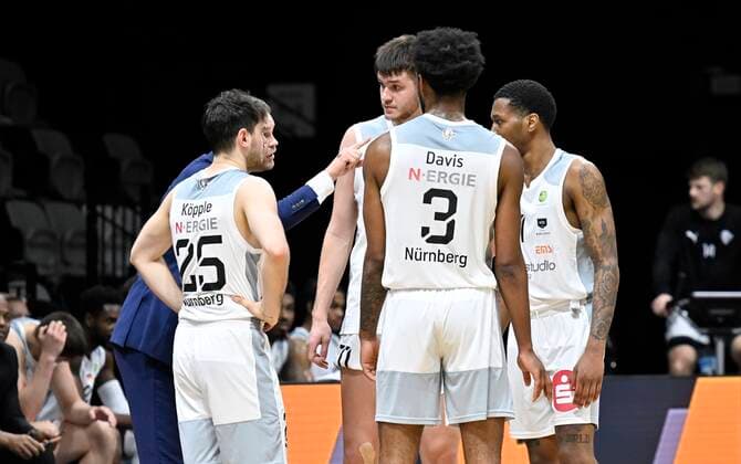 02.01.2022 - Basketball - Saison 2021 2022 - 2. Bundesliga Pro-A - 17. Spieltag: Nürnberg Falcons Basketball Club NBC - wiha Panthers Schwenningen - - Vytautas Buzas ( Trainer Headcoach Nürnberg Falcons BC NBC ) spricht zu Mannschaft Team