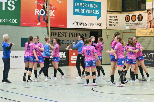 die TusSies feiern den ersten Sieg im Jahr 2022 TusSies Metzingen vs. TSV Bayer 04 Leverkusen Handball, HBF, 10.Ligaspiel, Saison 2021 2022 , 02.01.2022 TusSies Metzingen vs. TSV Bayer 04 Leverkusen Handball, HBF, 10.Ligaspiel, Saison 2021 2022 , 02.01.2022 Metzingen Copyright: xEibner-Pressefotox EP_TBR