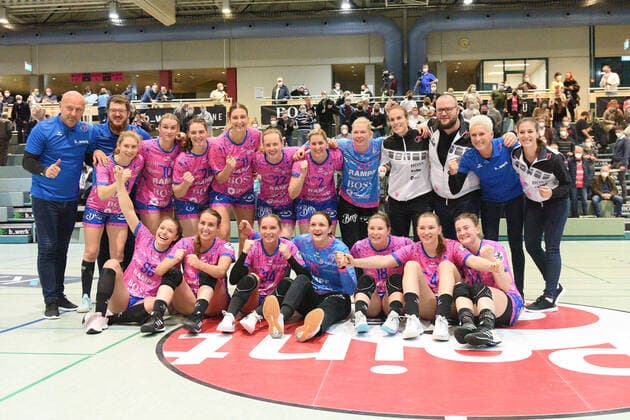 Jubelbild der TusSies TusSies Metzingen vs. TSV Bayer 04 Leverkusen Handball, HBF, 10.Ligaspiel, Saison 2021 2022 , 02.01.2022 TusSies Metzingen vs. TSV Bayer 04 Leverkusen Handball, HBF, 10.Ligaspiel, Saison 2021 2022 , 02.01.2022 Metzingen Copyright: xEibner-Pressefotox EP_TBR