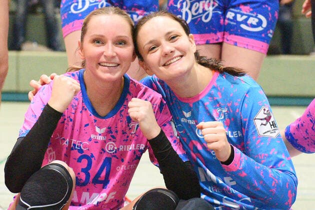 Sport Bilder des Tages Silje Brons Petersen (TusSies Metzingen 34) und Nicole Roth (TusSies Metzingen 16) im Tor TusSies Metzingen vs. TSV Bayer 04 Leverkusen Handball, HBF, 10.Ligaspiel, Saison 2021 2022 , 02.01.2022 TusSies Metzingen vs. TSV Bayer 04 Leverkusen Handball, HBF, 10.Ligaspiel, Saison 2021 2022 , 02.01.2022 Metzingen Copyright: xEibner-Pressefotox EP_TBR
