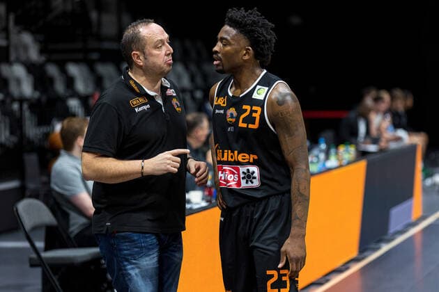 Alen Velcic (wiha Panthers Schwenningen, Trainer), Raiquan Leeandre Clark (wiha Panthers Schwenningen, 23), Nuernberg Falcons BC vs. wiha Panthers Schwenningen, Basketball, 2. Bundesliga Pro A, 17. Spieltag, 02.01.2022 Nuernberg Falcons BC vs. wiha Panthers Schwenningen, Basketball, 2. Bundesliga Pro A, 17. Spieltag, 02.01.2022 Nuernberg Copyright: xEIBNER GuenerxSantemizx EP_GSZ