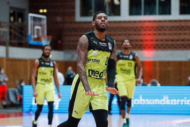 GER, Wuerzburg, tectake-Arena, 02.01.2022, emspor, emonline, despor, deonline, s.Oliver Wuerzburg vs. Medi Bayreuth, easyCredit BBL, 15. Spieltag Bild: Jubel nach einem Crunchtime-Dreier bei Sacar Anim (medi Bayreuth) Copyright: HMBxMedia JulienxBecker