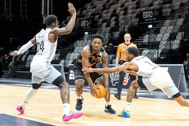 Roland L Amour Nyama (Nuernberg Falcons BC, 24), Raiquan Leeandre Clark (wiha Panthers Schwenningen, 23), Dupree Mc Brayer (Nuernberg Falcons BC, 01), Nuernberg Falcons BC vs. wiha Panthers Schwenningen, Basketball, 2. Bundesliga Pro A, 17. Spieltag, 02.01.2022 Nuernberg Falcons BC vs. wiha Panthers Schwenningen, Basketball, 2. Bundesliga Pro A, 17. Spieltag, 02.01.2022 Nuernberg Copyright: xEIBNER GuenerxSantemizx EP_GSZ