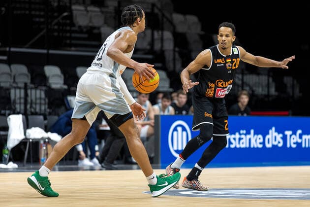Evan Derek Taylor (Nuernberg Falcons BC, 10), Esosa Kelvin Okundaye (wiha Panthers Schwenningen, 20), Nuernberg Falcons BC vs. wiha Panthers Schwenningen, Basketball, 2. Bundesliga Pro A, 17. Spieltag, 02.01.2022 Nuernberg Falcons BC vs. wiha Panthers Schwenningen, Basketball, 2. Bundesliga Pro A, 17. Spieltag, 02.01.2022 Nuernberg Copyright: xEIBNER GuenerxSantemizx EP_GSZ