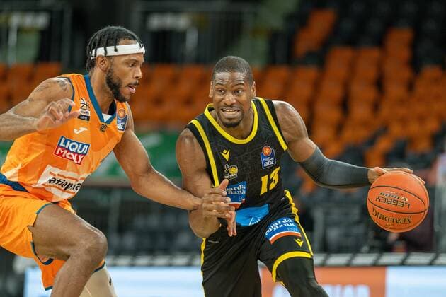 Jaron Blossomgame (Ratiopharm Ulm 04), Yorman Polas Bartolo (MHP Riesen Ludwigsburg, 13), GER, Ratiopharm Ulm vs. MHP Riesen Ludwigsburg, Basketball, Bundesliga, easycredit, 15. Spieltag, Spielzeit 2021 2022, 02.01.2022, GER, Ratiopharm Ulm vs. MHP Riesen Ludwigsburg, Basketball, Bundesliga, easycredit, 15. Spieltag, Spielzeit 2021 2022, 02.01.2022 Ulm Copyright: xEibner-Pressefoto SaschaxWaltherx EP_EER