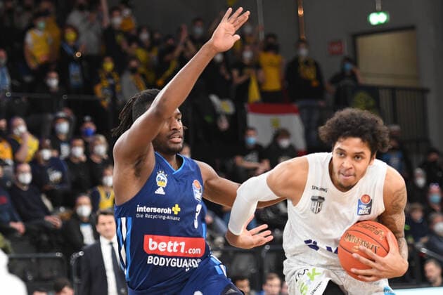 Basketball I Herren I Saison 2021-2022 I Bundesliga I 13. Spieltag I Hamburg Towers - ALBA Berlin I 02.01.2022 Jaleen Smith (3, ALBA Berlin) gegen Caleb Homesley ( 5, Shooting Guard, Hamburg Towers) Hamburg edel-optics.de Arena Hamburg Deutschland Copyright: xLobeca AndreasxHannigx