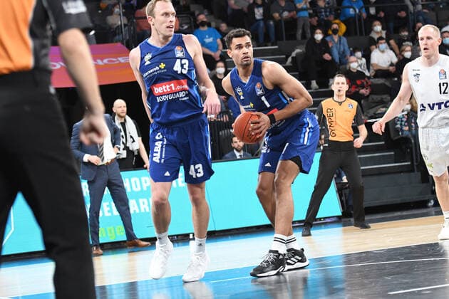 Basketball I Herren I Saison 2021-2022 I Bundesliga I 13. Spieltag I Hamburg Towers - ALBA Berlin I 02.01.2022 Oscar da Silva (1, ALBA Berlin) verhindert den rebound Hamburg edel-optics.de Arena Hamburg Deutschland Copyright: xLobeca AndreasxHannigx