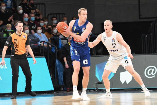 Basketball I Herren I Saison 2021-2022 I Bundesliga I 13. Spieltag I Hamburg Towers - ALBA Berlin I 02.01.2022 Luke Sikma (43, ALBA Berlin) im Zweikampf gegen Seth Hinrichs ( 12, Power Forward, Hamburg Towers) Hamburg edel-optics.de Arena Hamburg Deutschland Copyright: xLobeca AndreasxHannigx