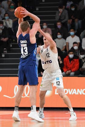 Basketball I Herren I Saison 2021-2022 I Bundesliga I 13. Spieltag I Hamburg Towers - ALBA Berlin I 02.01.2022 Luke Sikma (43, ALBA Berlin) im Zweikampf gegen Seth Hinrichs ( 12, Power Forward, Hamburg Towers) Hamburg edel-optics.de Arena Hamburg Deutschland Copyright: xLobeca AndreasxHannigx